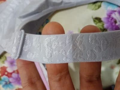 刺绣图案很漂亮，轻薄穿上透气舒适，摸着都很舒服。尺码也很标准，感谢卖家还送了透明隐形带，物美价廉，好评！