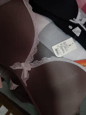 打开之后特别开心  包装不但好而且和想象的一摸一样特别好  舒服🙄