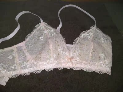 宝贝收到了，包装完好，质量是没得说的，内衣非常轻薄透气，试了一下穿上没有束缚感。内衣颜值很高，穿上透着小性感，男朋友也说我穿上这套内衣很漂亮......ke客服态度很好，还会来光顾的!