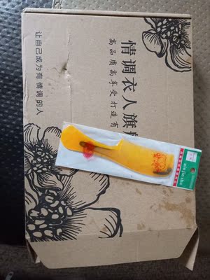 睡衣收到，面料柔软顺滑，穿上很舒服，老公说很漂亮，卖家服务很好，还送了一把梳子。