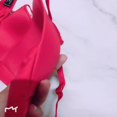 非常棒!材质很亲肤 罩杯里没有那种厚厚的大海绵是我喜欢的!红色颜色很正~没有色差 穿上后松紧适宜 很舒服 不错 非常满意~~ 非常棒!材质很亲肤 罩杯里没有那种厚厚的大海绵是我喜欢的!红色颜色很正~没有色差 穿上后松紧适宜 很舒服 不错 非常满意~~