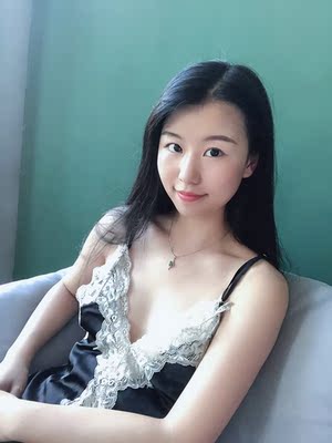 简直就是平胸的福利哈哈哈😂，穿上去 性感的不要不要的！料子是滑滑的，而且显腿型还看，又长，很喜欢[*笑]