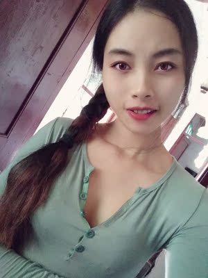 衣服质量不错。弹力很大。就是稍微小了点。要是再大点就很好了