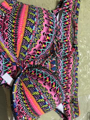 收到宝贝比基尼呢，拿到手上的那一刻超级兴奋的，首先颜色真的很鲜艳，比基尼嘛就是要这种五彩缤纷的颜色才够吸引人眼球的呢，而且颜色也真的和图片一模一样，一点色差都没有