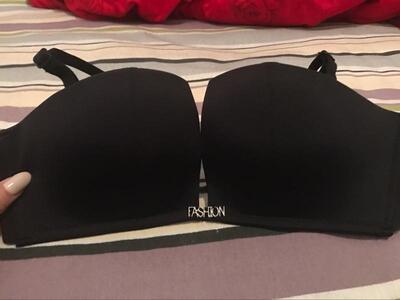 可以当抹胸穿，今天配这条裙子很好看吧 防滑设计不错，穿了一整天都不会掉，聚拢效果很好，夏天到了，可以穿我喜欢露肩的裙子拉，好开心啊！