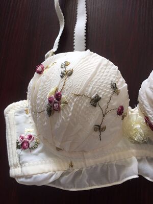 上面的小碎花很可爱，超出了我预期的想法，质量很好，穿着也很舒服