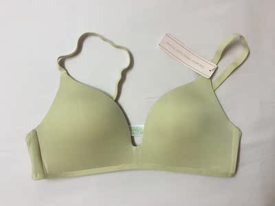 好贴合，终于找到可以不断回购的bra了。夏天带简直完美，材质厚度造型颜色都甚合我心意。肩带看上去皱皱的，但使用起来没问题。洗过两三次后肩带内侧有起球，好像材质关系，带起来感觉不出。非要挑毛病就是图片左侧的裁片缝合没有右侧的平整，能感觉到的那种...瑕不掩瑜啊，性价比这么高的宝贝，认真推荐一下，心目中的99分好评。PS 放内衣照片总感觉怪怪的&hellip;为了证明是好东东也是拼...