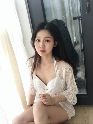 小清新 带蕾丝边穿起来特别仙～仙气中还带了一点小性感哈哈 有胸垫 所以不用担心～外面蕾丝罩衫拿掉又变得很sexy  不过我觉得穿上更好看～