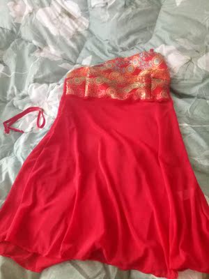 很快就收到了呢，款式看着很古典，搭起来效果很好。料子摸着挺好的，摸着很舒服的那种。先下水洗一下，期待上身效果。初见就很惊艳，一眼就被征服，很喜欢很喜欢！期待惊喜！