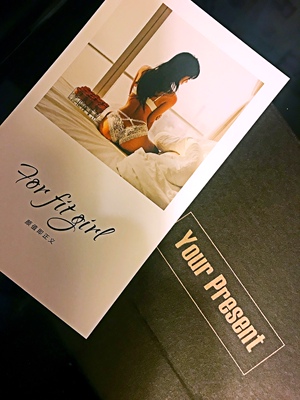 包装很好~服务卡和包装盒都很有质感。。。蕾丝的面料舒适度也还可以~只是不知道是因为蕾丝花纹的不同~还是因为款式的不同,两条手感略有差异,T-back那条略硬。。。不过就款式来说的确很棒~尤其是那条包臀款~真的很喜欢~洗后穿过会来追加评论~总体很好~好评!~ 包装很好~服务卡和包装盒都很有质感。。。蕾丝的面料舒适度也还可以~只是不知道是因为蕾丝花纹的不同~还是因为款式的不同,两条手感略有差异,T-back那条略硬。。。不过就款式来说的确很棒~尤其是那条包臀款~真的很喜欢~洗后穿过会来追加评论~总体很好~好评!~