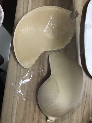 70块钱买了这么个东西，首先，我知道有一边的膜有一点开裂是正常，但是另外一边直接是被人撕成了两片，明显是别人穿过的，然后就是这胸贴根本不贴身，试了很多遍了，不是这边拱起来就是那边翘起来，联系客服说要退货客服说穿过了不能退，呵呵难道你给我发的不是别人穿过的吗，