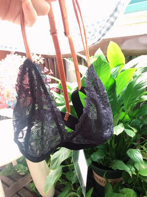 原本想夏天来个清凉没有束缚感的bra，没想到是一块性感的布。我一只万年单身狗为什么要买这么羞耻的bra？不退了，供起来，大家祝福我早日过上xing生活吧！