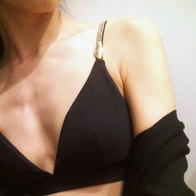 第一次穿这种放飞自我的内衣。感觉很奇妙。真的很舒服，一点没有束缚感，还送了胸垫，不怕露点了。哈哈哈。饱受钢圈内衣折磨多年，感觉打开了新世界的大门。