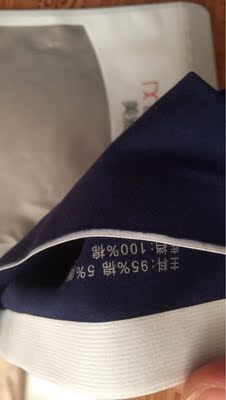 松紧不是很大，按照自己正常尺码就可以。摸上去手感不是特别的好，有点儿硬，柔顺剂洗洗应该会好很多。