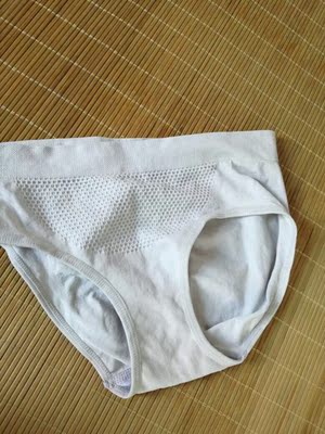 蜂巢内裤不错，内裤前面有蜂巢按摩颗粒，夏天穿也不闷透气很好，穿起来舒服，质量也很好~在网上看了好几家，最终决定买这家的内裤。面料很好，亲肤，属于不会起球的那种。实物跟图片一样没有色差，不厚适合夏天穿，和在图片上看到的是一样的，双层纯棉裆部，洗了也不会褪色！