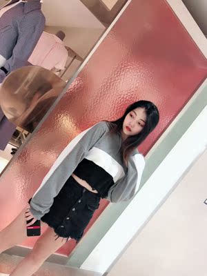 衣服早早到咯，穿上很好看，酷酷的，配什么裤子都好，漏肚脐的挺性感，布料不厚，现在这个季节穿也是可以的，喜欢他家欧美风的感觉～