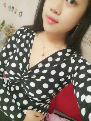 第一次打开试穿的时候真是惊喜,超级显瘦,又百搭!😃😃 第一次打开试穿的时候真是惊喜,超级显瘦,又百搭!😃😃