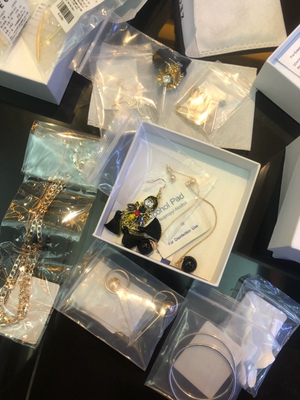 从包装到,设计,到品质都很不错。包装很美,而且分开包装,不会弄到耳环损坏。卖家是一个很有品味的人,如果耳环的质量可以更好一些就更加完美。不过这个价格已经很值得了... 从包装到,设计,到品质都很不错。包装很美,而且分开包装,不会弄到耳环损坏。卖家是一个很有品味的人,如果耳环的质量可以更好一些就更加完美。不过这个价格已经很值得了...