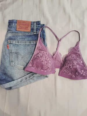 适合小胸 适合夏天，这个颜色很美，平时75B，选M码没问题