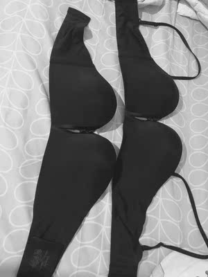 买了两件，一件是实体店买的 一件是网店买的。都一样，所以大家可以放心在网点购买。 一件内衣两种穿法，可以去掉肩带直接当抹胸穿哦。而且无痕的真的很舒服 ，会让你忘记你穿了内衣。值得购买。