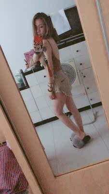 超美哦，大小特别合适，本来还担心会大呢！喜欢哦！面料舒服柔软无色差，可惜没有买到配套上衣，就自己单配了一个吊带也不错哦！喜欢的宝宝赶快下手吧！