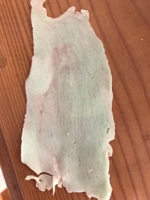 第一次使用手生，咨询了卖家后脱了感觉效果挺好的，一鼓作气的撕下来了，私处，腋下腿毛统统脱干净了，而且跟部去除，比较很久长出来，送的工具也很齐全，会无限回购