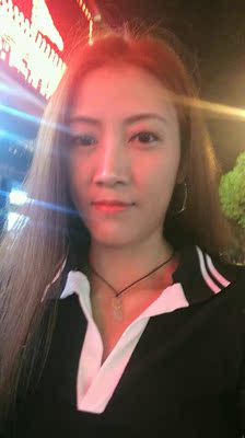 实物和图片一样，穿在身上更漂亮😀，朋友都说这裙子很适合我，显得很年轻，大小也合身，质量也不错，性价比也合适。