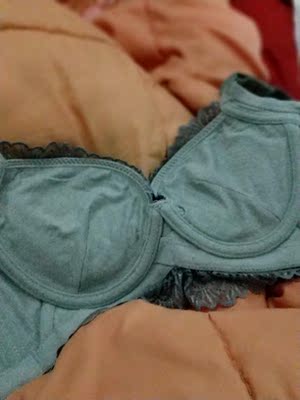 第一次买到这么合心意的宝贝，我在实体店买了两件夏娃之秀。一直担心怕不好，看质量真没话说，希望质量不变坚持下去，生意一定会很好的。我会一直关注你们家的。因为是在床上拍的，所以灯光下颜色不一样。快递太慢待改善。