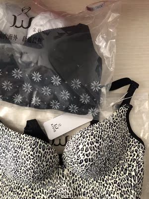 真的是金薇老顾客了，一下买了三件，还有一件老款高端款灰色的，胸小没办法只能穿厚杯的，聚拢效果真的是没话说，一直都在微商买，可是微商价格好贵啊！这个真的是正品，跟我在微商买的一样的，大家可以放心买，平时很少评论发图，只想把好东西分享给你们！