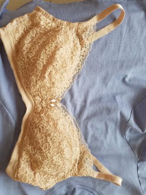 穿黛安芬快二十年了，都是在实体店买，这是第一次在网店买，这质量真不如实体店，不知道是不是处理残次品，左右蕾丝长度不一样，右边比左边多了半厘米，虽说只有半厘米，可穿上以后长的一边就不是很服帖，夏天穿贴身衣服肯定不行，懒得退了，冬天穿里面吧，这是这些年买的质量最差的黛安芬，以后希望质检可以严格一些。