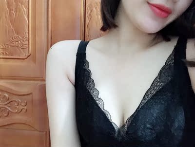 这款文胸竟然可以搭配各种衣服，太完美了，女生选择这种内衣真的很值。而且宝贝面料软软的，手感特别好。做工什么的，还挺精细的，摸起来也很舒服，洗个也没有掉色、没有变形。看来质量是真的很好，按平时的码数拍下的，非常贴身也不勒，值得推荐的一款内衣。超级美。。。