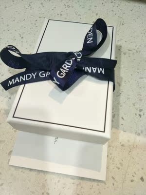 物流快，项链漂亮，包装上档次，不错!送朋友的最佳选择!