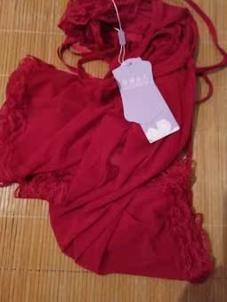 拍的衣服收到了。穿在身上很性感?。客服的态度很好。下次还会买包装很漂亮，谢谢卖家的小礼物宝贝收到了，质量好，颜色好，穿在身上的效果更好，本人十分满意，祝店家生意越做越大越做越红火。