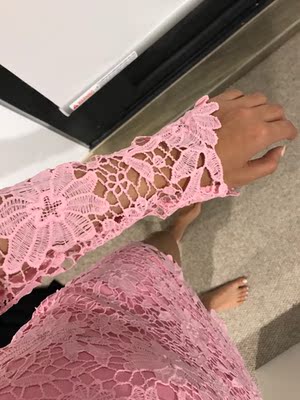 在这家店买了四件衣服，觉得图片拍出来效果很好，结果拿到，真的是令人震惊的色差，艳粉色的，看上去很low，然后背后蕾丝一点都不贴合，胸口那边也很古怪，我是澳洲的退货不方便，跟卖家沟通了卖家让我专卖。当时拿到衣服特别生气，因为真的跟图片差太多，本来想差评的，想想卖家做生意也不容易，态度也还可以，给个中评吧，毕竟这个衣服是真的不行