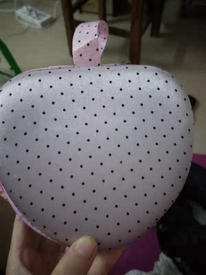 昨天穿去拍内景婚纱照，效果不错，粘性很好