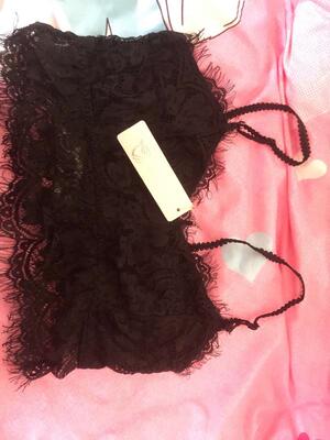 包装很神秘，非常好非常好，也不掉色。买来搭夏天衣服的质量还可以，对得起价格小背心还不错，挺性感的