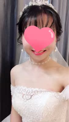 挺好的胸贴，一点也不掉，本人很外扩的，这两天穿了，一下就挤出乳沟了，效果连我自己都不敢相信，穿了出去也不掉的，粘性非常的好，黏黏的，但是也不会说黏在身上有不舒服的感觉。穿上无束缚的感觉。这下买回来的露肩露背的衣服可以大展才华了，再说下包装盒子，非常的有质感，很不错的包装盒子，很有心的卖家，盒子也很方便携带，很抗压。非常的喜欢，所以一点不犹豫的再入手两件来穿。五分好评，值得推荐的内内！~~~~