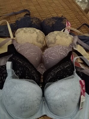 给妈妈买的 去年自己买了件这样的 穿了太聚拢 罩杯偏厚 穿了不舒服 不过妈妈喜欢 她说这家店的文胸做工都不错 希望店家改善下包装吧 也多为顾客着想下