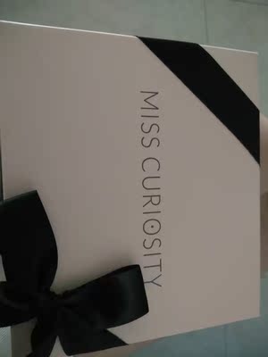 包装非常精美啊！没想到里面就是一小块布料哈哈哈，好吧挺好看的但是我洗了还没穿