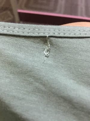 面料是挺舒服，没什么色差吧和想象一样。就是袖子有些紧。而且可能现在穿东莞有点热的。就是做工有些粗糙了些。所以第一时间就把这个挂标拆了&hellip;&hellip;