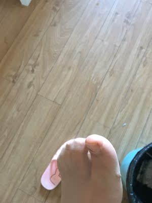 真的是服气了,昨天大腿破了,今天穿长裙,心想不要浪费反正也看不出来,就又穿了,然后下班回来,脚趾头这里破了!我向天起誓从来没有穿丝袜破过脚趾头!给好评是因为原则问题从来不给差评,但我觉得卖家欠我一个道歉! 真的是服气了,昨天大腿破了,今天穿长裙,心想不要浪费反正也看不出来,就又穿了,然后下班回来,脚趾头这里破了!我向天起誓从来没有穿丝袜破过脚趾头!给好评是因为原则问题从来不给差评,但我觉得卖家欠我一个道歉!