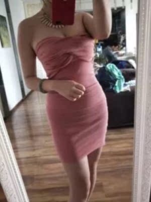 物流很快就到了，穿了下，很服帖，不会掉，就算蹦两下也不会掉，聚胸效果挺好的，比较瘦的美眉也可以放心购买，穿裙子、穿礼服、穿泳衣都可以呐，透气效果非常不错，下次还来呢，清洗也非常方便，店家有送收纳盒和小礼物，洗一洗就好了，干的很快，洗完粘性还是很棒，可以用挺多次了。