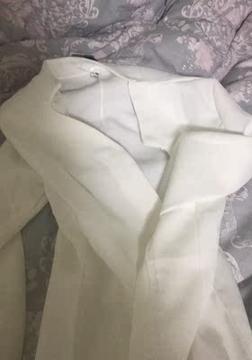 衣服很漂亮，很显身材也性感！就是我稍微胖了一点。要是瘦一点的话就很完美了