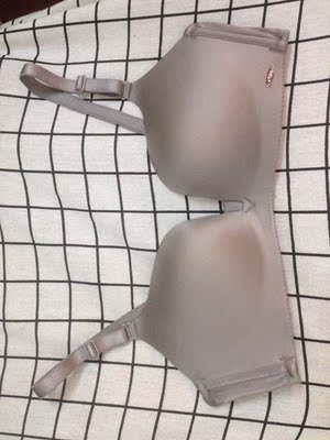 内衣很舒服哦，质量很好，完全没有束缚感，而且很聚拢，终于买到合适又喜欢的内衣了，好开心啊啊啊啊