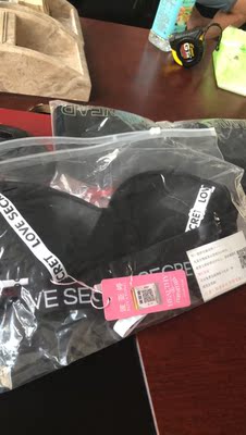 差评，不值这个价包装盒是扁的跟地摊货一样没买过这么差的