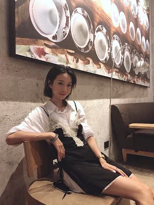 像拆礼物一样拆开她家的宝贝。这件种草了好久才下手，特意买来出街当裙子穿的 手感光滑 特别喜欢胸前的蕾丝 拍了好久的照片 感觉自己一直没有把裙子拍好了 很懊恼呜呜 实物更好看！！