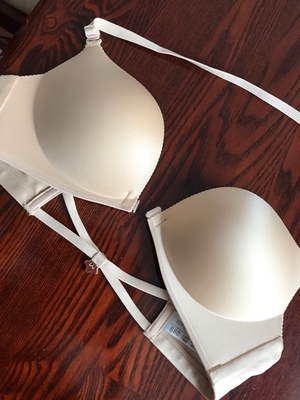 自从5年前认识了伊维斯这个牌子的内衣,这么多年以来内衣的使用一直都没有换过其他的品牌。习惯了伊维斯的柔弱与美丽,6.18年中盛典买的内衣还是蛮划算的。一共买了五件内衣。质量都是没的说,都蛮好的。价钱虽然不如双十一划算也还是可以的。唯一美中不足的是送的内裤的码数太小了。店家应该看着内衣的型号对应的送同等型号的内裤的。这样服务会更贴心的。 自从5年前认识了伊维斯这个牌子的内衣,这么多年以来内衣的使用一直都没有换过其他的品牌。习惯了伊维斯的柔弱与美丽,6.18年中盛典买的内衣还是蛮划算的。一共买了五件内衣。质量都是没的说,都蛮好的。价钱虽然不如双十一划算也还是可以的。唯一美中不足的是送的内裤的码数太小了。店家应该看着内衣的型号对应的送同等型号的内裤的。这样服务会更贴心的。