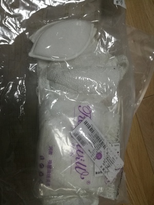 女王节一起买了两件微润的内衣，比较划算，把自己量的胸围数据和通常买的大小发给客服，根据推荐买了75b，另一件刚好合身，但略微有些压胸，好在聚拢效果还可以。这一件纯白的，完全小！！！因为有些洁癖所以是过了水才试的，小也没办法换了，背带短杯罩也小，买80b可能才合适了。