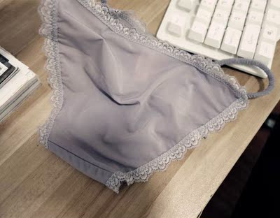 灰色的这个灰色,必须重点说一下。首先颜色特别高大上,低调冷淡风的灰。两边那个吊带,仔细琢磨还是很有意思的,不是平平的那种吊带,是一圈一圈有褶子螺旋的那种的,就很特别感觉。还有蕾丝边很美,最重要是穿的太舒服了,无痕的清凉爽快的感觉。特别适合夏天穿,然后天冷了可以买黑色的,黑色更加性感一些。总之美爆了,便宜好穿!!男朋友也很喜欢,不缩水不掉色的,姐们们可以放心买。。感觉我拍照还不错哈哈哈,至少拍的挺清楚的,老板你要不要给我优惠点再:) 灰色的这个灰色,必须重点说一下。首先颜色特别高大上,低调冷淡风的灰。两边那个吊带,仔细琢磨还是很有意思的,不是平平的那种吊带,是一圈一圈有褶子螺旋的那种的,就很特别感觉。还有蕾丝边很美,最重要是穿的太舒服了,无痕的清凉爽快的感觉。特别适合夏天穿,然后天冷了可以买黑色的,黑色更加性感一些。总之美爆了,便宜好穿!!男朋友也很喜欢,不缩水不掉色的,姐们们可以放心买。。感觉我拍照还不错哈哈哈,至少拍的挺清楚的,老板你要不要给我优惠点再:)