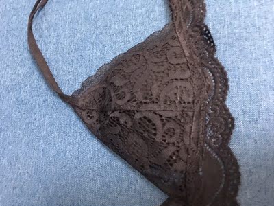 非常好看的内衣，薄的好舒服哟，黑色好搭配，其他颜色也不错。肩带也是新流行的双细肩带。总之满分呀！内衬里面也很好。没线头，做工也细致的。